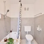 Beautiful And Spacious 4-room In Center