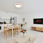 Beautiful And Spacious 4-room In Center