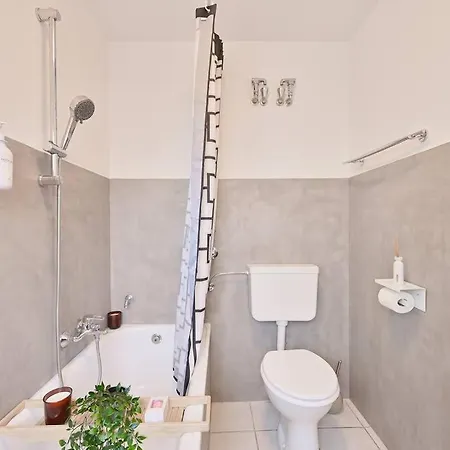 Beautiful And Spacious 4-room In Center