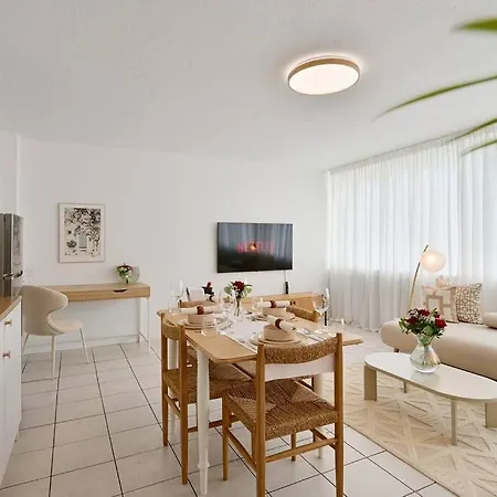 Lejlighed Beautiful And Spacious 4-room In Center