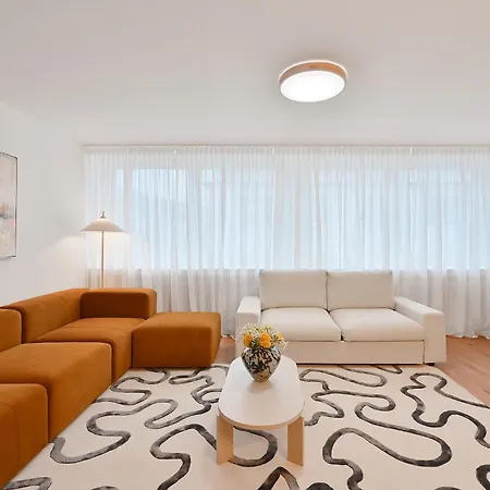 Beautiful And Spacious 4-room In Center Apartment