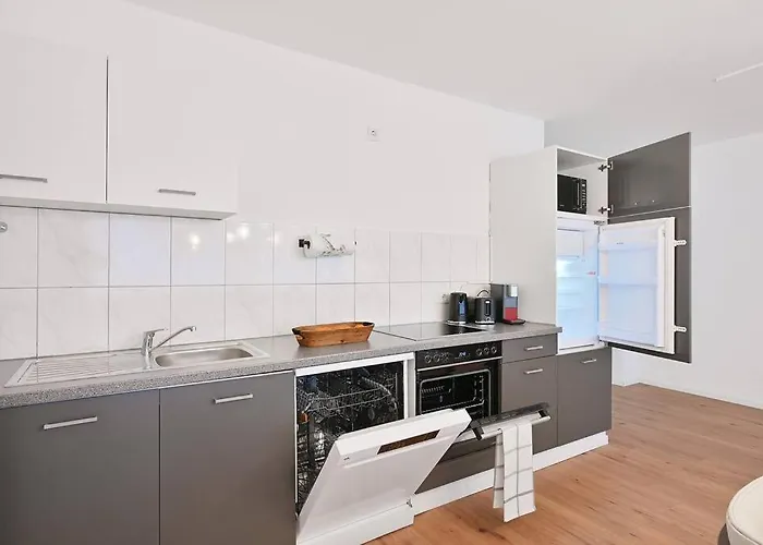 Beautiful And Spacious 4-room In Center Apartment *