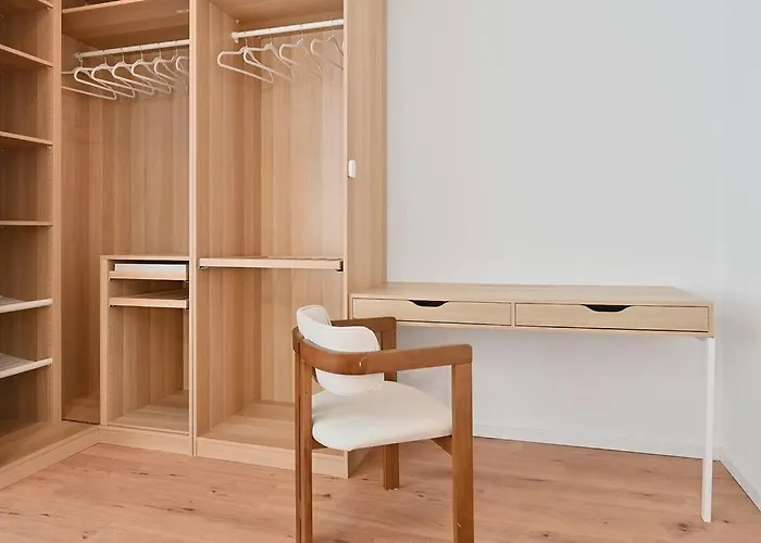 Beautiful And Spacious 4-room In Center *