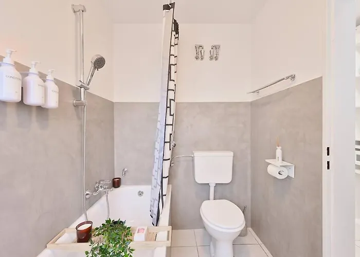 Beautiful And Spacious 4-room In Center