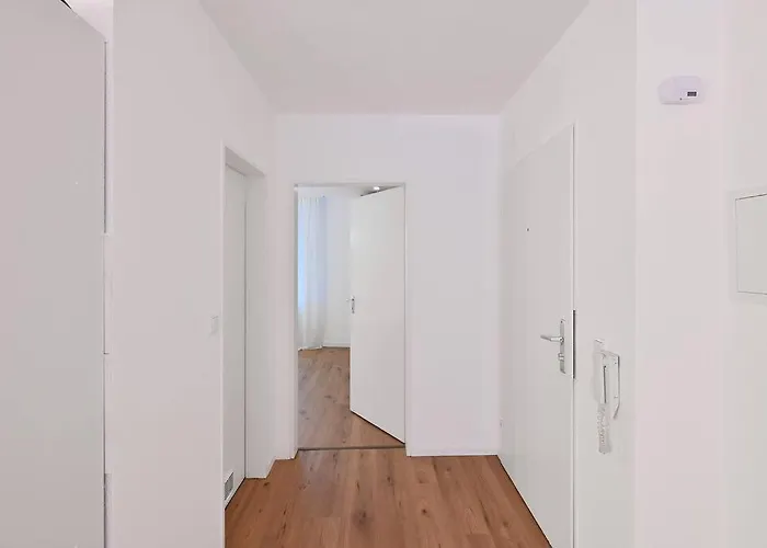 Beautiful And Spacious 4-room In Center Apartment