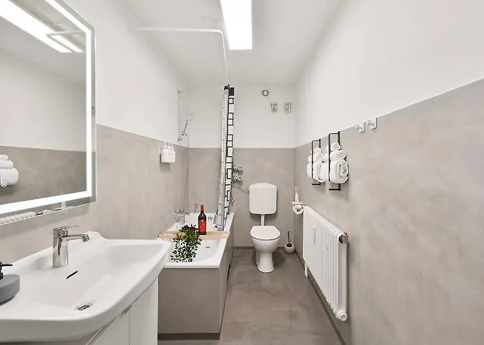 Beautiful And Spacious 4-room In Center Apartment *