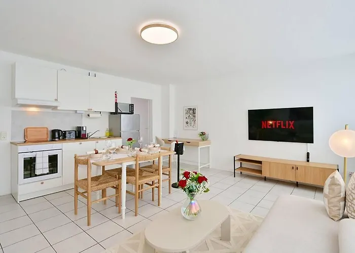 Beautiful And Spacious 4-room In Center