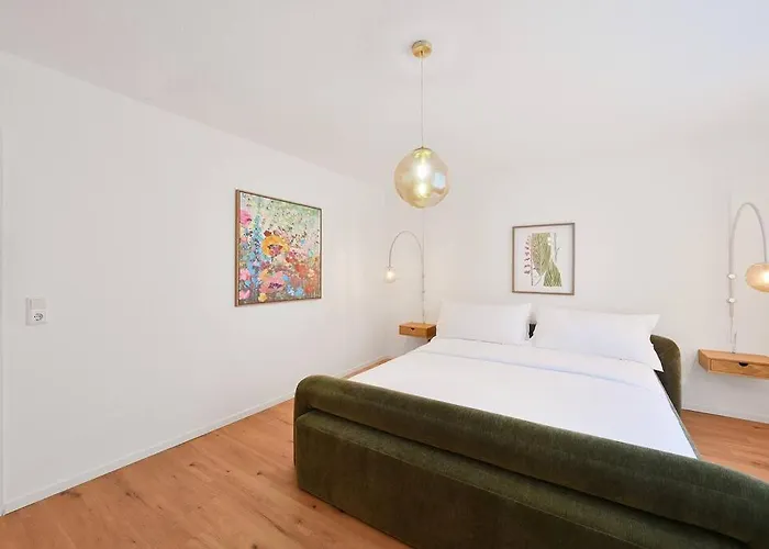 Apartment Beautiful And Spacious 4-room In Center