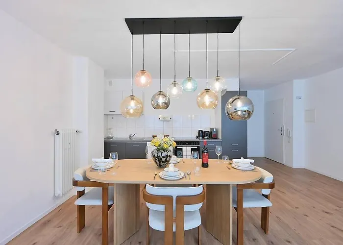 Beautiful And Spacious 4-room In Center Apartment *