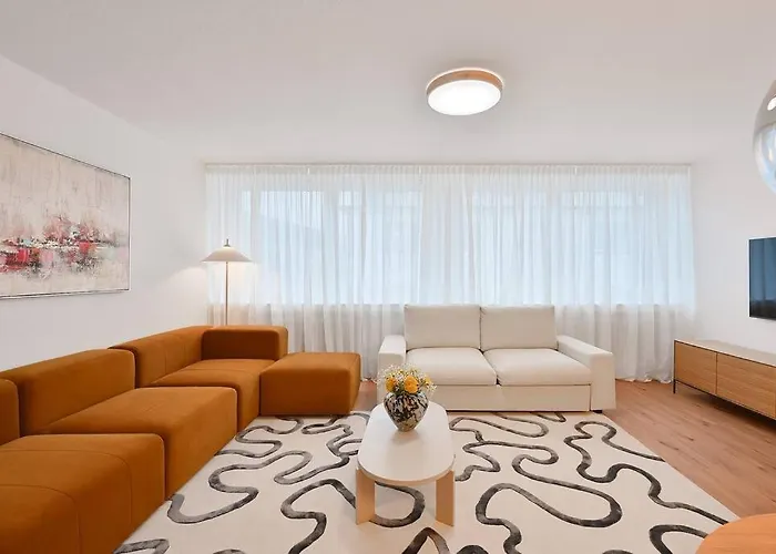 Beautiful And Spacious 4-room In Center