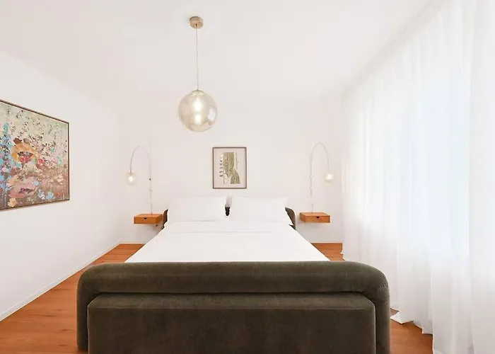 Beautiful And Spacious 4-room In Center *