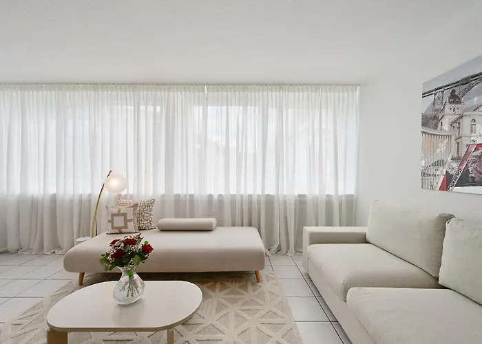 Beautiful And Spacious 4-room In Center