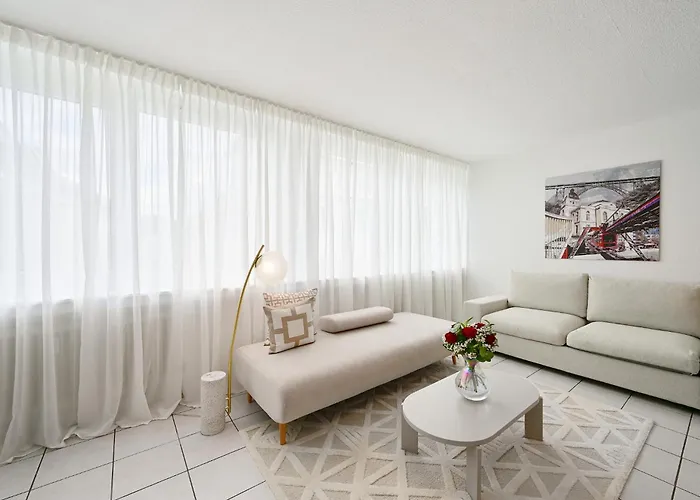 Beautiful And Spacious 4-room In Center Apartment *