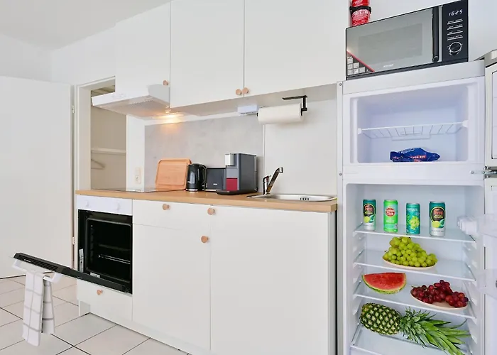 Beautiful And Spacious 4-room In Center Apartment *